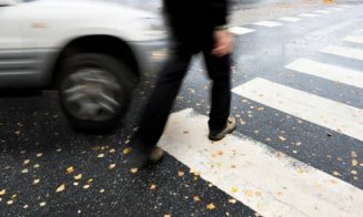 Șoferii din Cluj, terorizați de un pieton-kamikaze, care se aruncă în fața mașinilor: "Și uite așa cred că musai să ne luam cameră de bord. Pentru (...) de genul"