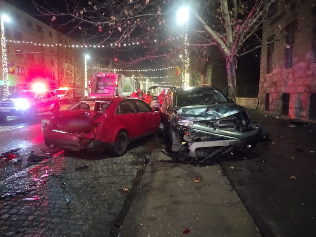 ACCIDENT cu 4 maşini în Cluj-Napoca / A intrat ca în popice, în maşinile parcate / Victimă de 18 ani, transportată la spital