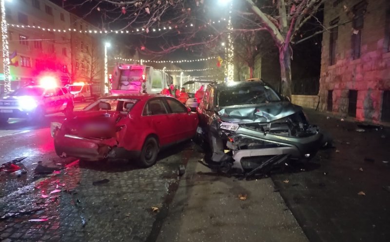 ACCIDENT cu 4 maşini în Cluj-Napoca / A intrat ca în popice, în maşinile parcate / Victimă de 18 ani, transportată la spital