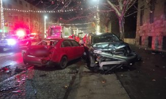 ACCIDENT cu 4 maşini în Cluj-Napoca / A intrat ca în popice, în maşinile parcate / Victimă de 18 ani, transportată la spital