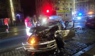 ACCIDENT cu 4 maşini în Cluj-Napoca / A intrat ca în popice, în maşinile parcate / Victimă de 18 ani, transportată la spital