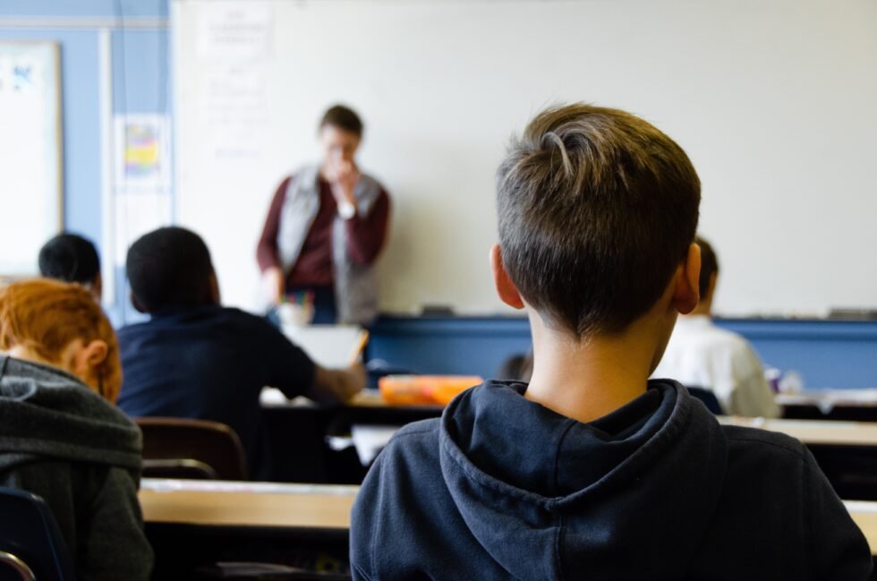 STUDIU: 10% dintre liceeni se confruntă cu lipsa mâncării suficiente/ Elevii care beau și fumează cel mai mult