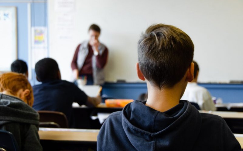 STUDIU: 10% dintre liceeni se confruntă cu lipsa mâncării suficiente/ Elevii care beau și fumează cel mai mult