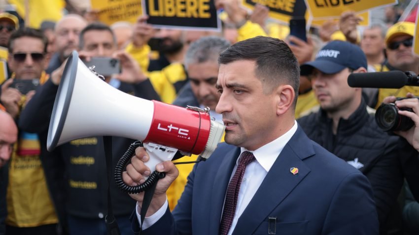 Câți clujeni vor merge la protestul AUR de la București. Transportul este asigurat de partid