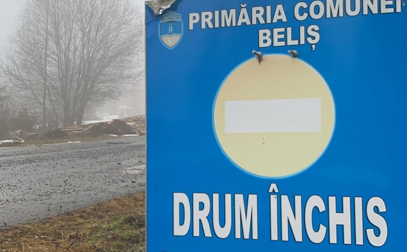 Turiștii dintr-o stațiune de interes local din județul Cluj trebuie să înconjoare zeci de km pentru a ajunge la schi din cauza unui drum care stă închis / Ce spune primărița