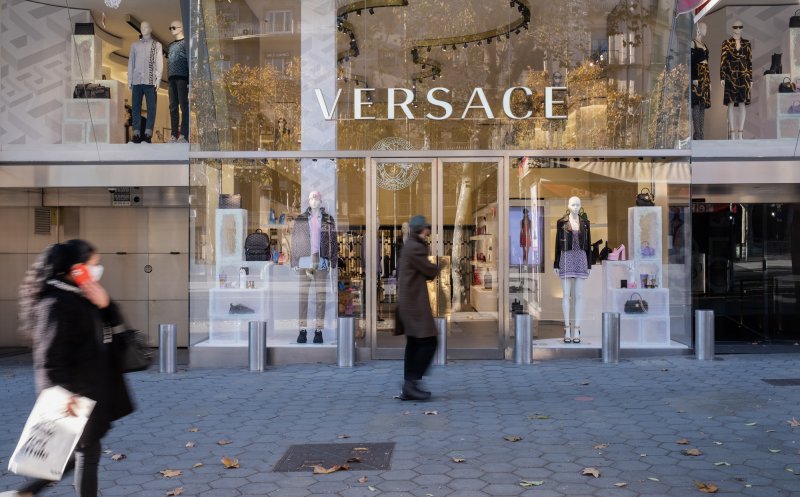 Versace ar putea fi cumpărat de un alt gigant de pe piața modei
