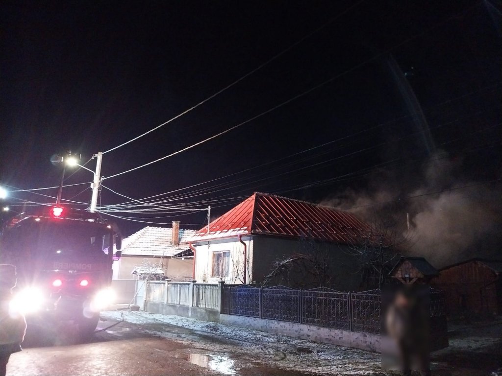 Casă din Cluj, cuprinsă de flăcări, în toiul nopții. De la ce a pornit incendiul