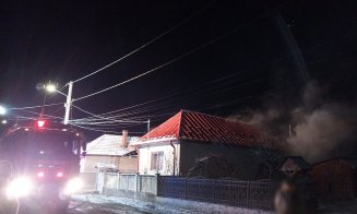 Casă din Cluj, cuprinsă de flăcări, în toiul nopții. De la ce a pornit incendiul