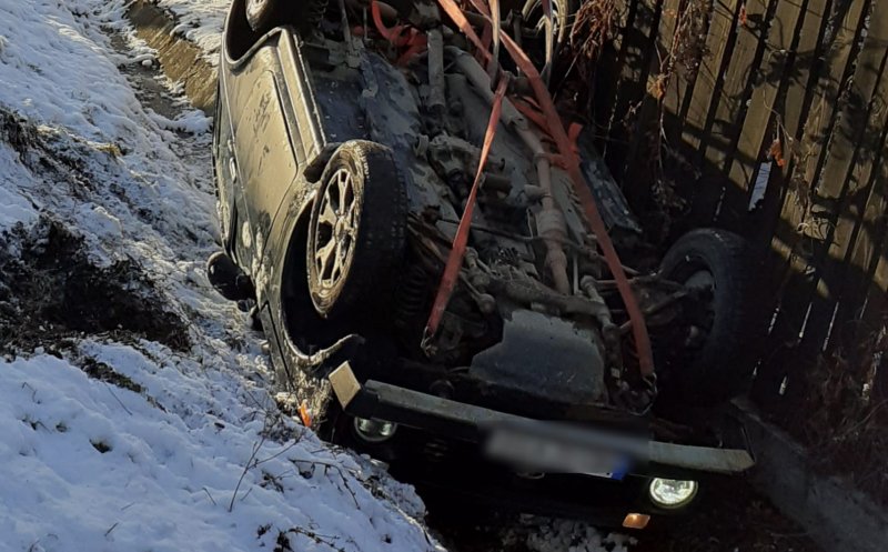 ACCIDENT pe un drum din Cluj. O mașină a ajuns într-un șanț, cu roțile-n sus