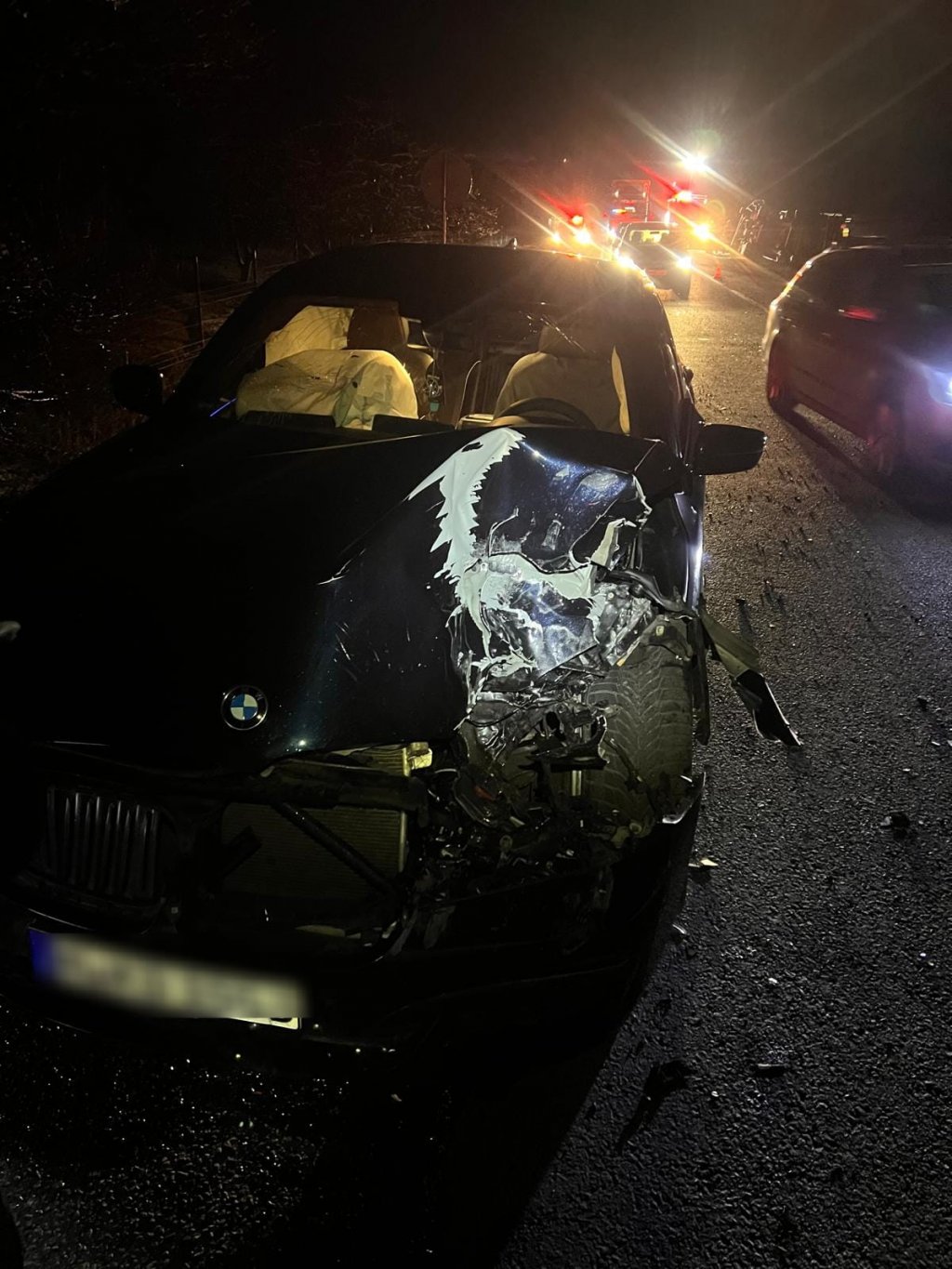 ACCIDENT pe Cluj - Oradea: TIR răsturnat și mașină făcută praf/ Echipajele de intervenție, la fața locului