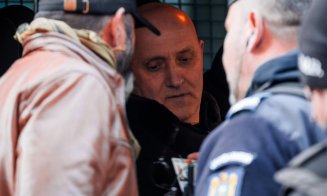 Mercenarul Horaţiu Potra și fiul său, săltați de jandarmi, de la protestul AUR. Băiatul avea la el un baston telescopic