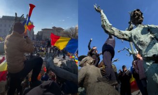 Gest JENANT la mitingul AUR din Capitală. Protestatarii s-au cocoțat pe grupul statuar cu personaje din Caragiale: "Ar fi scris despre ăștia dacă mai trăia"