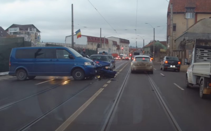 Coliziune între două mașini pe o stradă din Cluj-Napoca