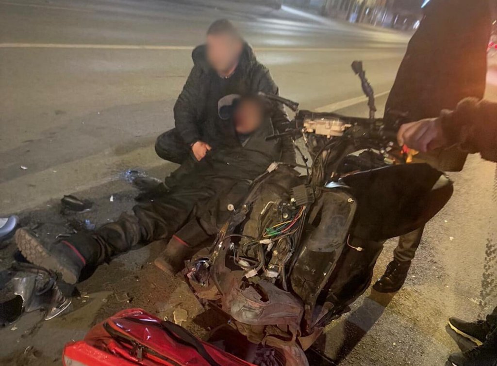 Viraj ratat peste linia continuă + impact cu motociclist de pe sensul opus