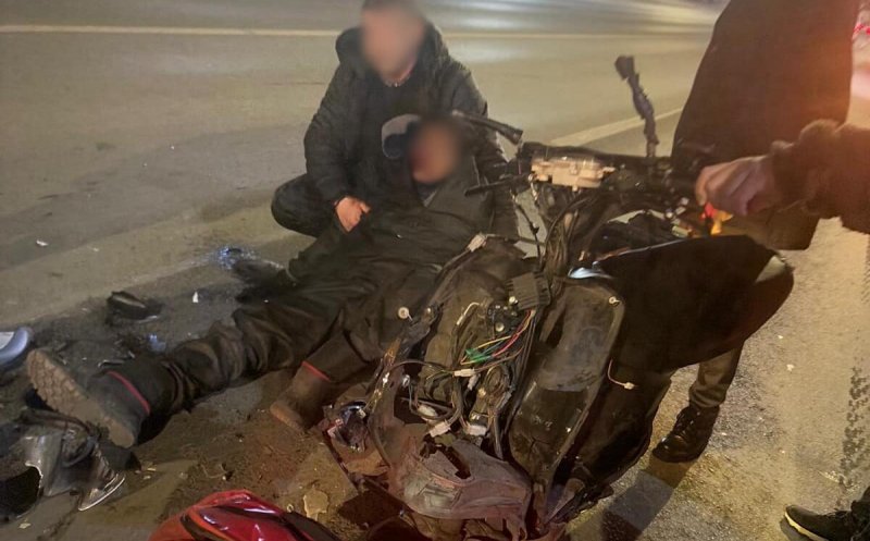 Viraj ratat peste linia continuă + impact cu motociclist de pe sensul opus