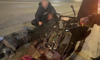 Viraj ratat peste linia continuă + impact cu motociclist de pe sensul opus