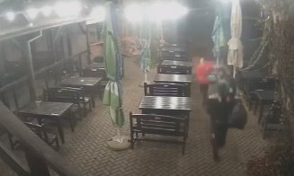 Cluj: Copii surprinși de camerele de supraveghere în timp ce fură saci cu sticle reciclabile din curtea unei cafenele