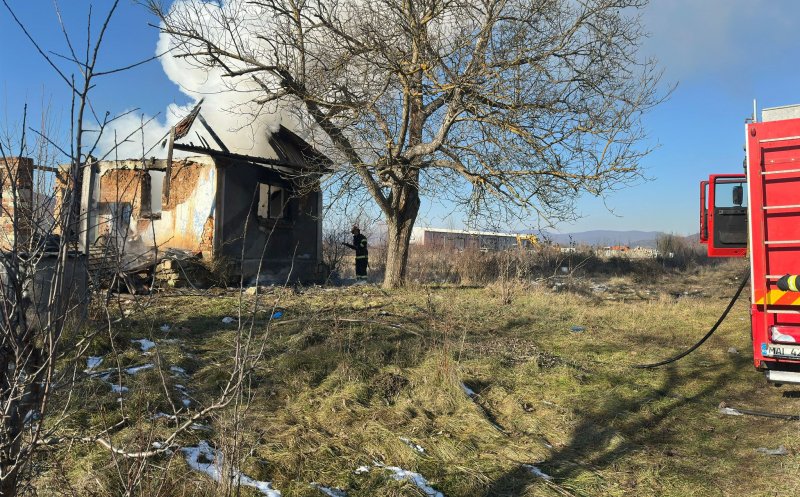 Tragedie într-o localitate din Cluj. O casă a luat foc