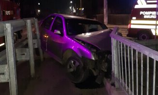 ACCIDENT în județul Cluj noaptea trecută. Și-a făcut mașina praf într-o pasarelă metalică