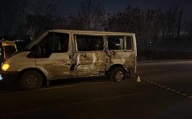 ACCIDENT GRAV între o autoutilitară și un autocamion / Victimă inconştientă extrasă dintre fiare