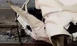 ACCIDENT FEROVIAR MORTAL: Autoutilitară vs. tren / Bărbat cu leziuni incompatibile cu viața