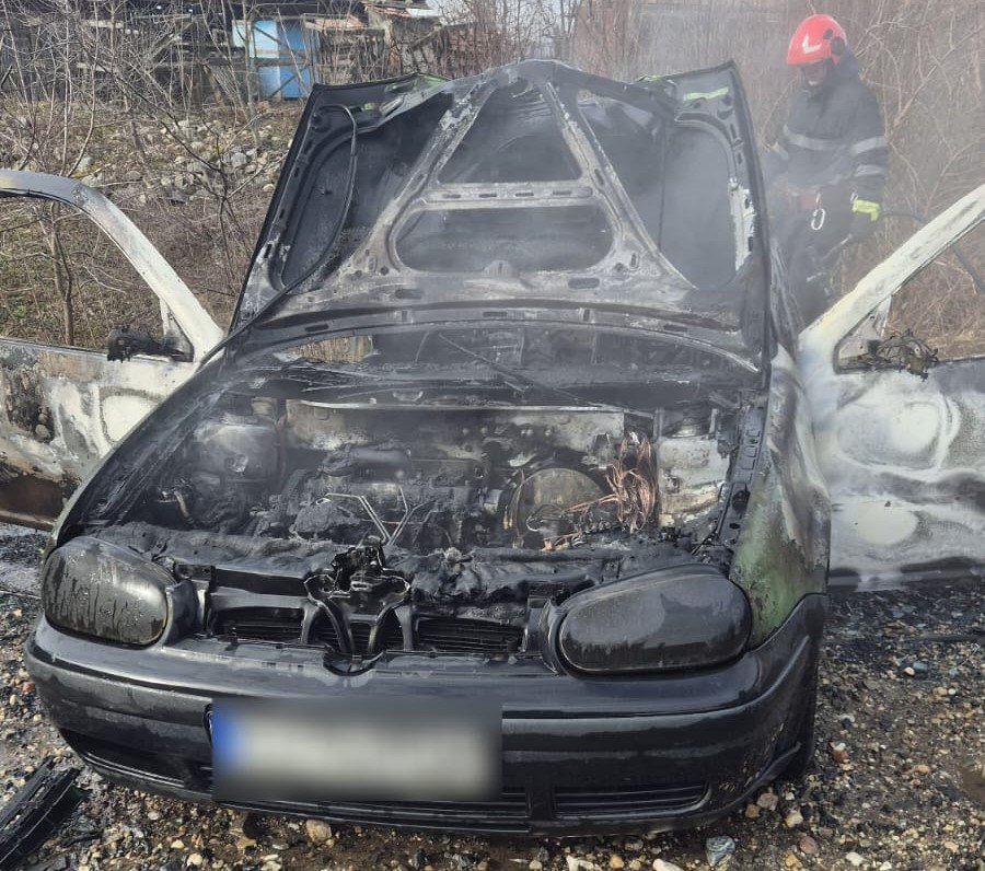 Cluj: Mașină distrusă de flăcări. Pompierii au intervenit de urgență