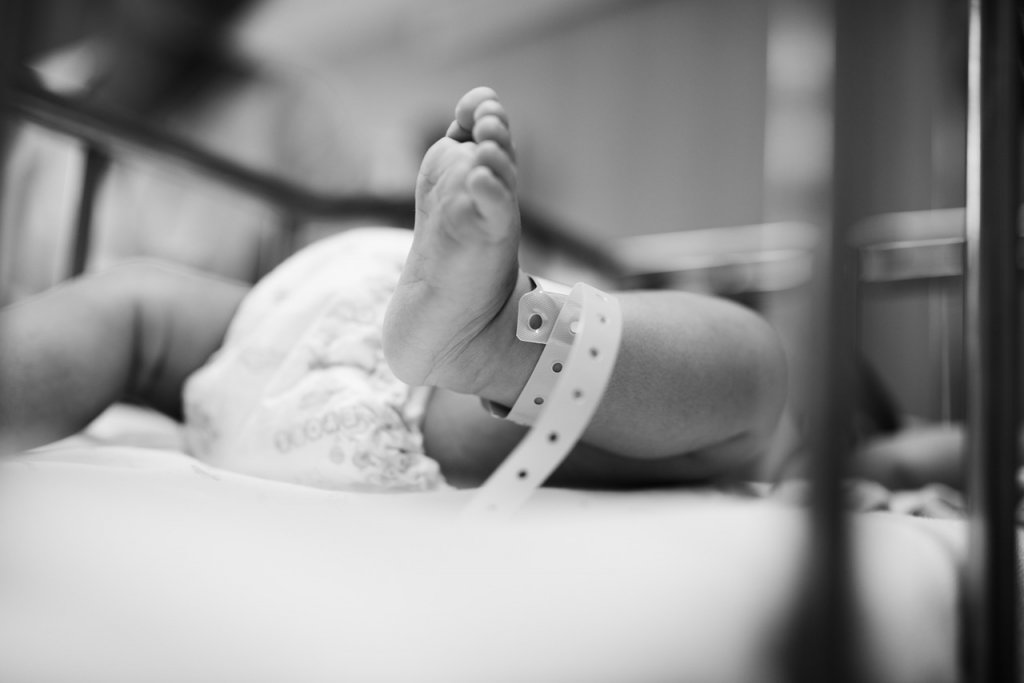 Anchetă după ce un bebeluș A MURIT din cauza unei pneumonii / Medicul care l-a consultat cu doar 4 zile înaintea decesului i-a prescris un sirop de tuse