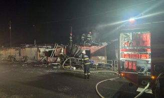 Incendiu puternic pe Calea Dezmirului. O baracă a luat FOC