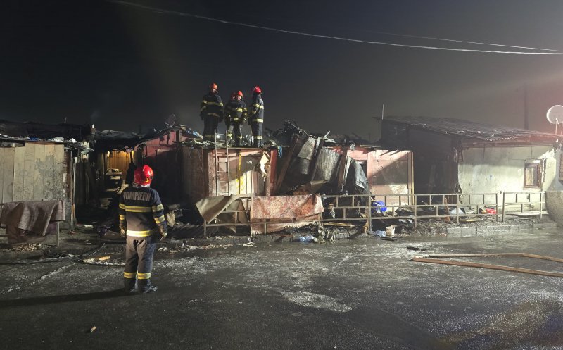 Incendiu puternic pe Cantonului : Mai multe barăci au lut FOC / Pompierii au intervenit de urgență