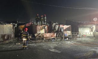 Incendiu puternic pe Cantonului : Mai multe barăci au lut FOC / Pompierii au intervenit de urgență