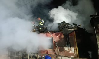 Incendiu puternic pe Calea Dezmirului: O baracă a luat FOC / Pompierii au intervenit de urgență