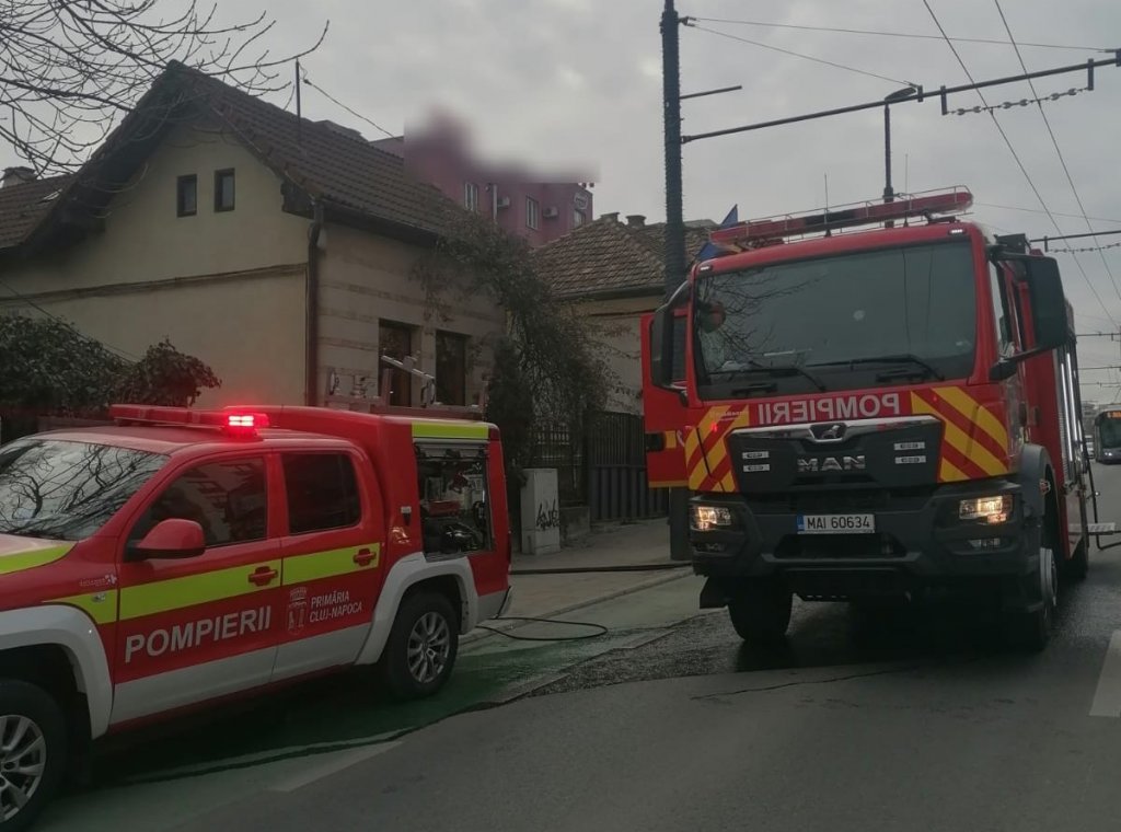 Incendiu la o casă din Cluj-Napoca. Pompierii ISU au intervenit