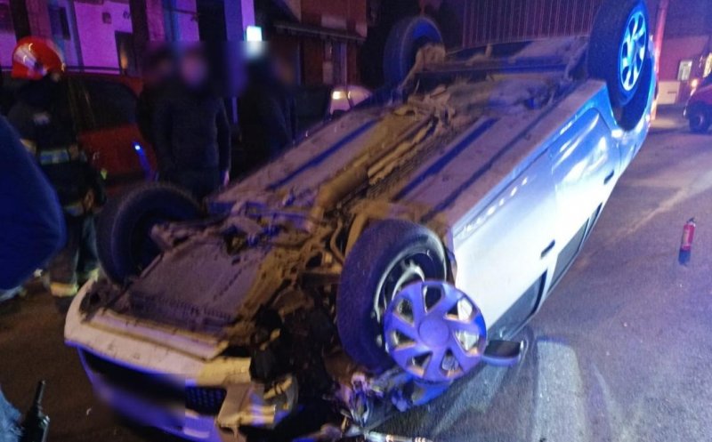 Accident rutier pe strada Constantin Brâncuși din Cluj-Napoca / O mașină s-a răsturnat, alte trei au fost avariate