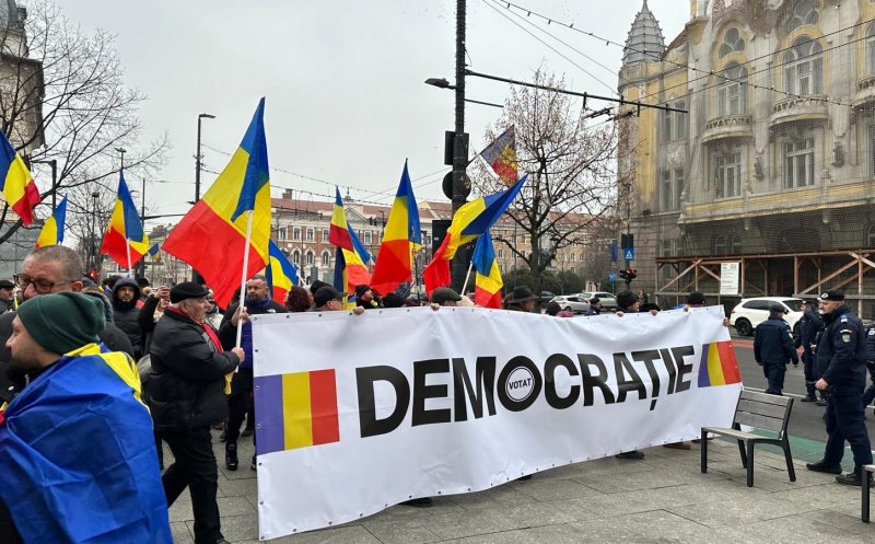 Proteste AUR în faţa prefecturilor din ţară - Manifestanţii scandează: „Uniţi, cu toţi, să scăpăm de hoţi!”, „Diaspora-i cu noi!” şi „Libertate!" / Și la Cluj s-a organizat miting