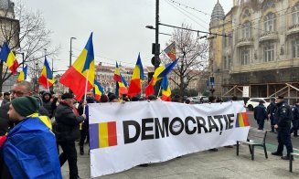 Proteste AUR în faţa prefecturilor din ţară - Manifestanţii scandează: „Uniţi, cu toţi, să scăpăm de hoţi!”, „Diaspora-i cu noi!” şi „Libertate!" / Și la Cluj s-a organizat miting