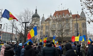 Proteste AUR în faţa prefecturilor din ţară - Manifestanţii scandează: „Uniţi, cu toţi, să scăpăm de hoţi!”, „Diaspora-i cu noi!” şi „Libertate!"