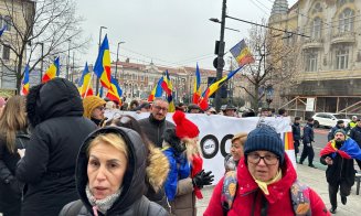 Proteste AUR în faţa prefecturilor din ţară - Manifestanţii scandează: „Uniţi, cu toţi, să scăpăm de hoţi!”, „Diaspora-i cu noi!” şi „Libertate!"