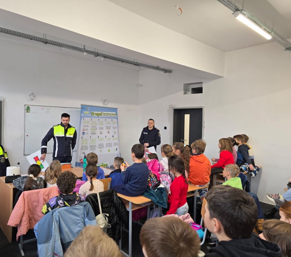 Elevii de la Școala Gimnazială Constantin Brâncuși din Cluj-Napoca iau „lecții de circulație” de la polițiști