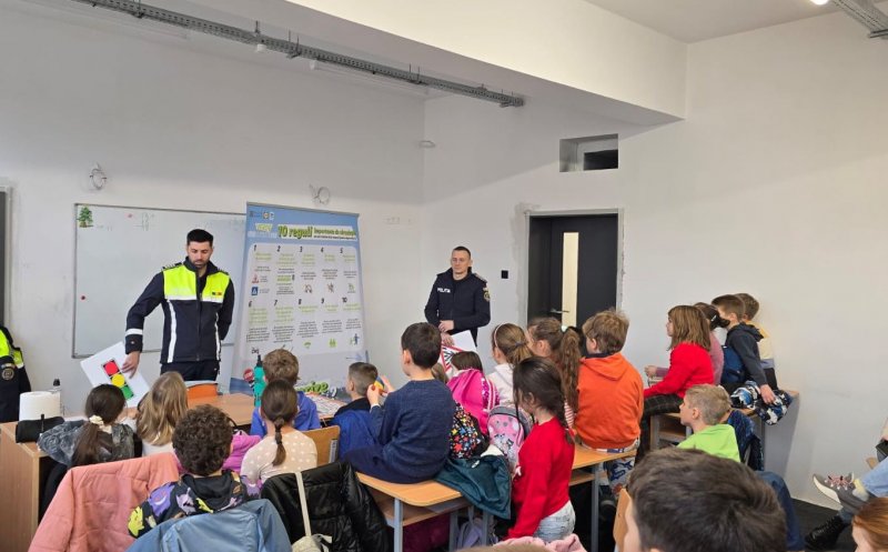 Elevii de la Școala Gimnazială Constantin Brâncuși din Cluj-Napoca iau „lecții de circulație” de la polițiști