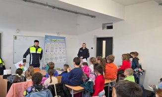 Elevii de la Școala Gimnazială Constantin Brâncuși din Cluj-Napoca iau „lecții de circulație” de la polițiști