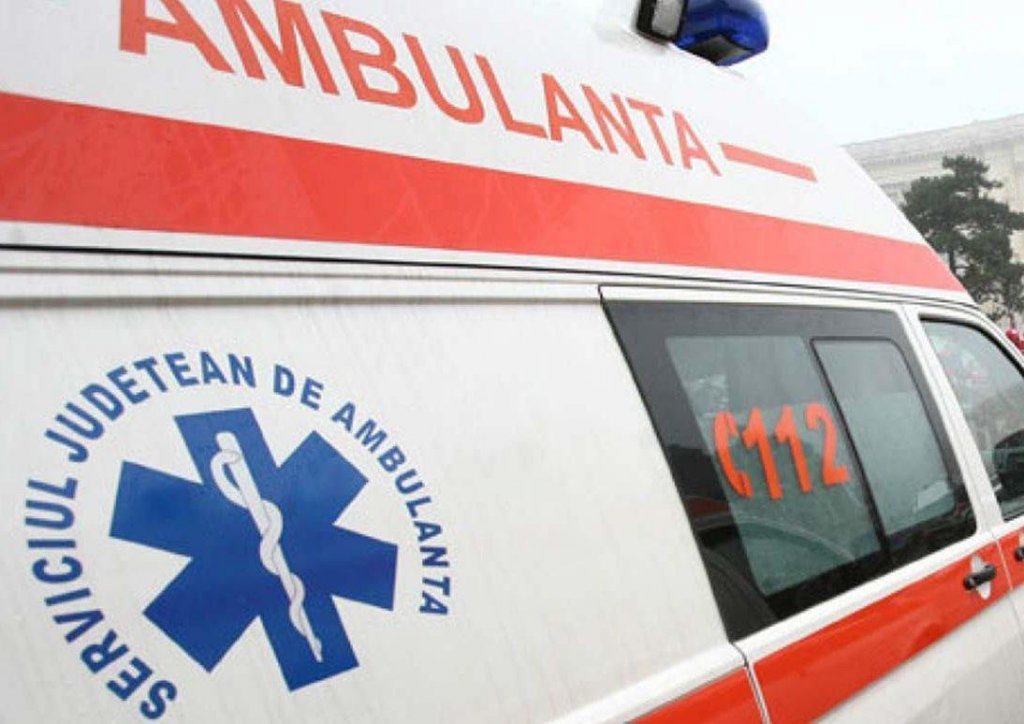 Coliziune puternică între două mașini, în Feleacu. Femeie, transportată la spital
