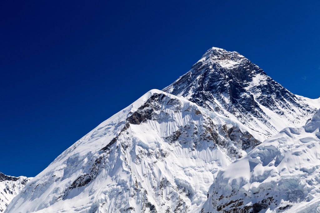 Cât costă escaladarea Everestului, cel mai înalt vârf de pe planetă. Nepalul mărește taxa