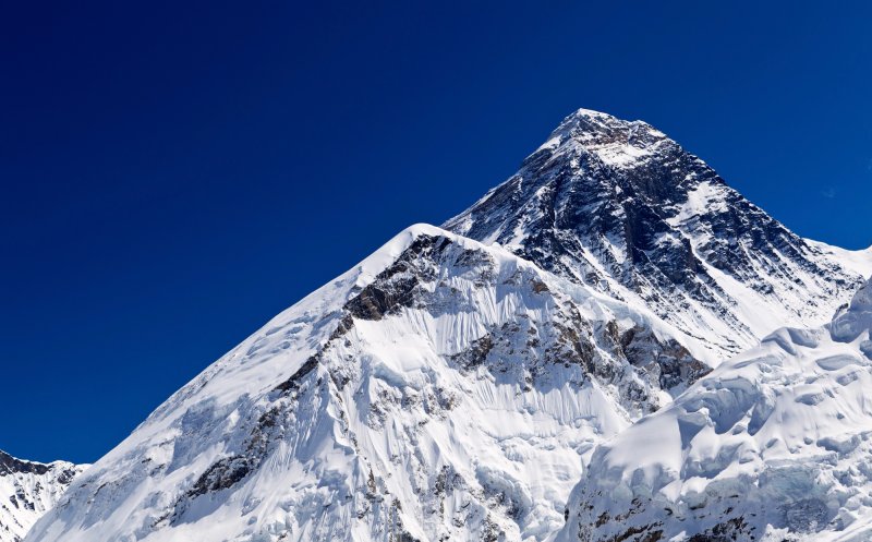 Cât costă escaladarea Everestului, cel mai înalt vârf de pe planetă. Nepalul mărește taxa