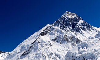 Cât costă escaladarea Everestului, cel mai înalt vârf de pe planetă. Nepalul mărește taxa