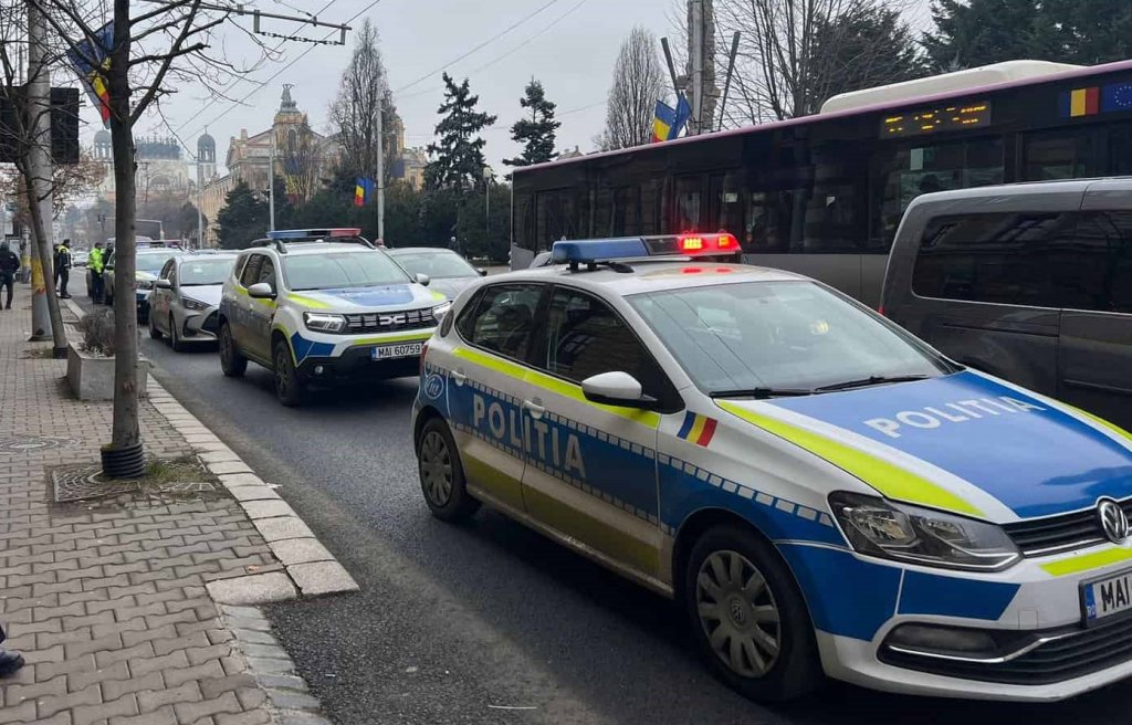Șapte echipaje de poliție pe urmele unei femei care a furat mașina unui livrator și l-a amenințat cu cuțitul, în Cluj-Napoca