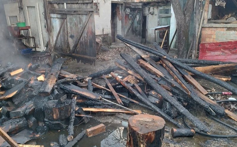 Incendiu într-o gospodărie din Cluj: Flăcările au distrus o magazie de lemne