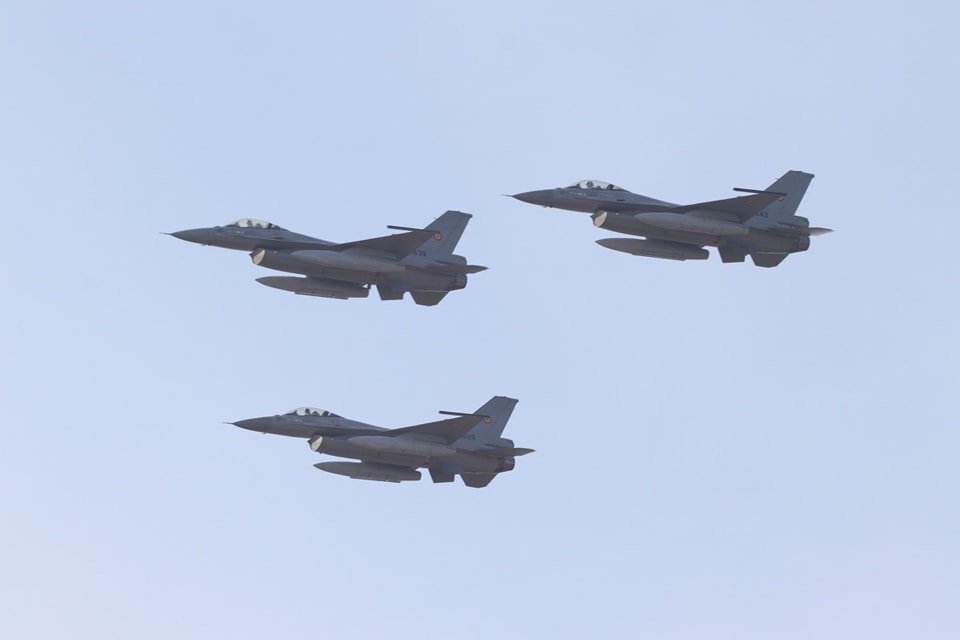 Nu vă temeţi dacă vedeţi avioane F-16 zburând peste Cluj, aproape de sol! Forţele Aeriene Române execută zboruri de antrenament