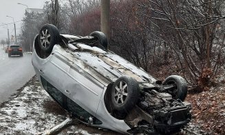 Mașină răsturnată în Cluj-Napoca: drumuri alunecoase, grabă și neatenție la volan