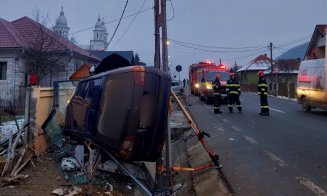 Scene ca într-un film de acțiune în Cluj: O mașină a spulberat o țeavă de gaz și un stâlp
