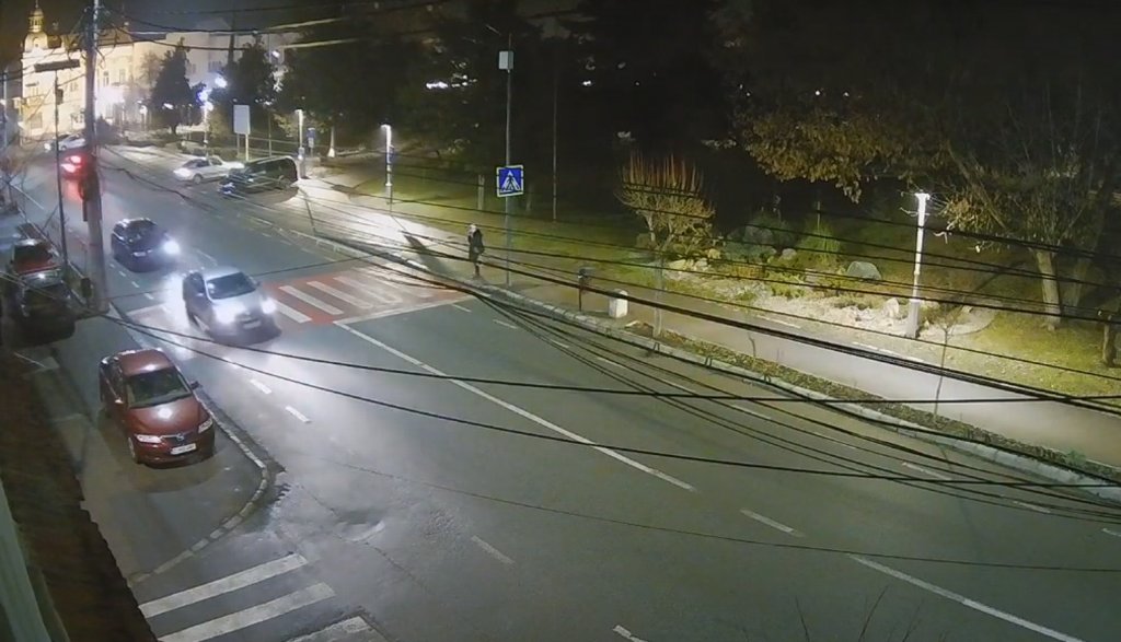 Cluj: Tamponare între două mașini la o trecere de pietoni. Momentul impactului, filmat de camerele de supraveghere